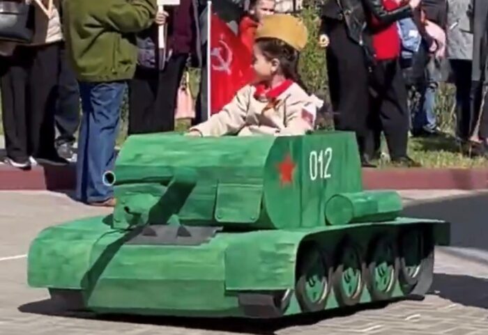 Bambini russi giocano alla parata militare sovietica aprile 2025 Voronezh Russia
