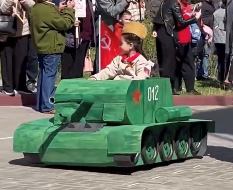 Bambini russi giocano alla parata militare sovietica aprile 2025 Voronezh Russia