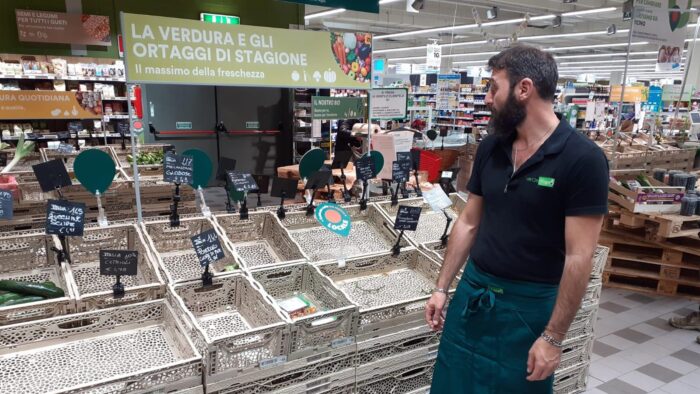 alcuni-scaffali-vuoti-nei-supermercati-della-romagna