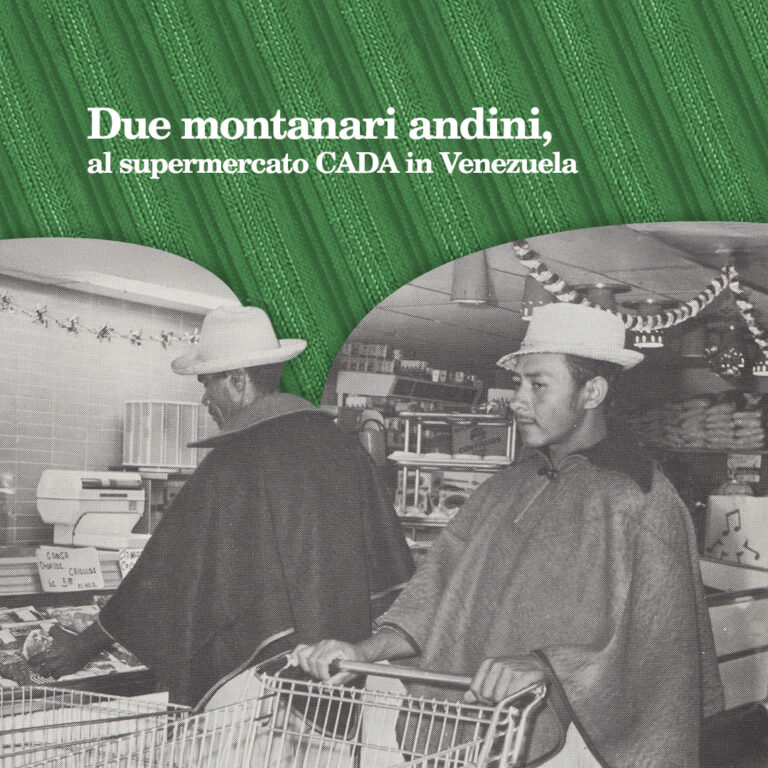 Due montanari andini, che indossano i tradizionali “ruanas” di lana, fanno provviste in un supermercato CADA a Merida, nel Venezuela occidentale