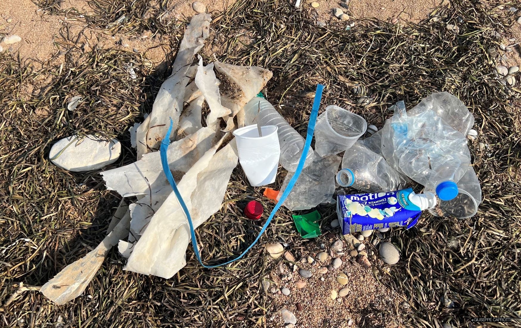 Immondizia spiaggia Grecia Mediterraneo 2023