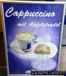 Lavazza cappuccino e strudel