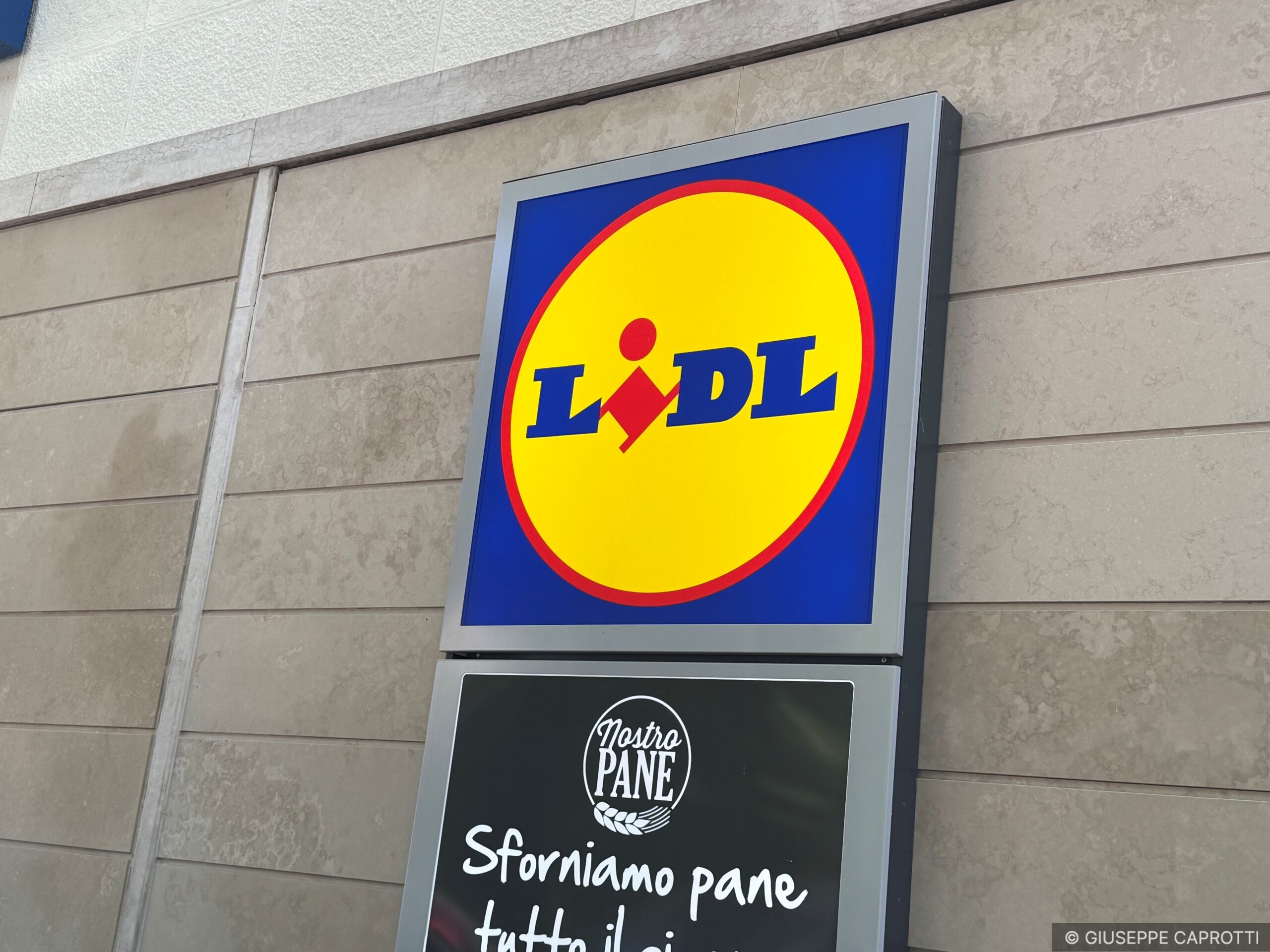 Lidl Milano Solari 2026 insegna