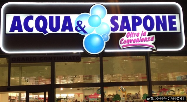 acqua e sapone insegna
